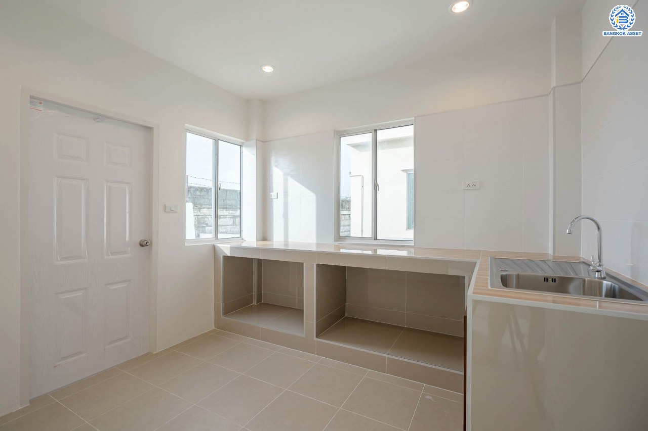 บ้านมือสองตกแต่งใหม่ ม.เดอะไพรเวซี่ ไพร์มเพลส รัตนาธิเบศร์-บางใหญ่ พื้นที่กว้างกว่า 39 ตร.ว. รองรับทุกความสุข ฟังก์ชัน 3 ห้องนอน 2 ห้องน้ำ จอดรถได้ 1 คัน บนทำเลเดินทางสะดวก เชื่อมต่อหลายเส้นทาง ใกล้รถไฟฟ้า "สถานีบางพลู"